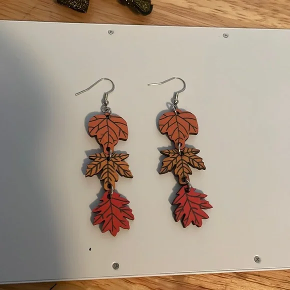 Triple leaf earrings Brand New Never Worn One Size - Picture 1 of 2